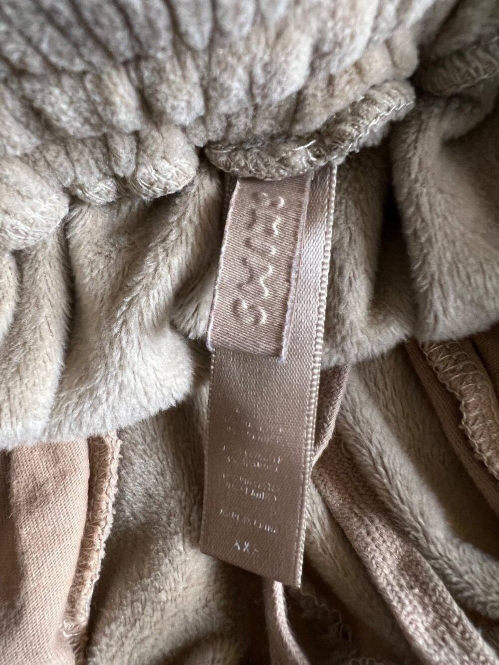 Skims Cozy Velvet Joggers - Picture 9 of 10